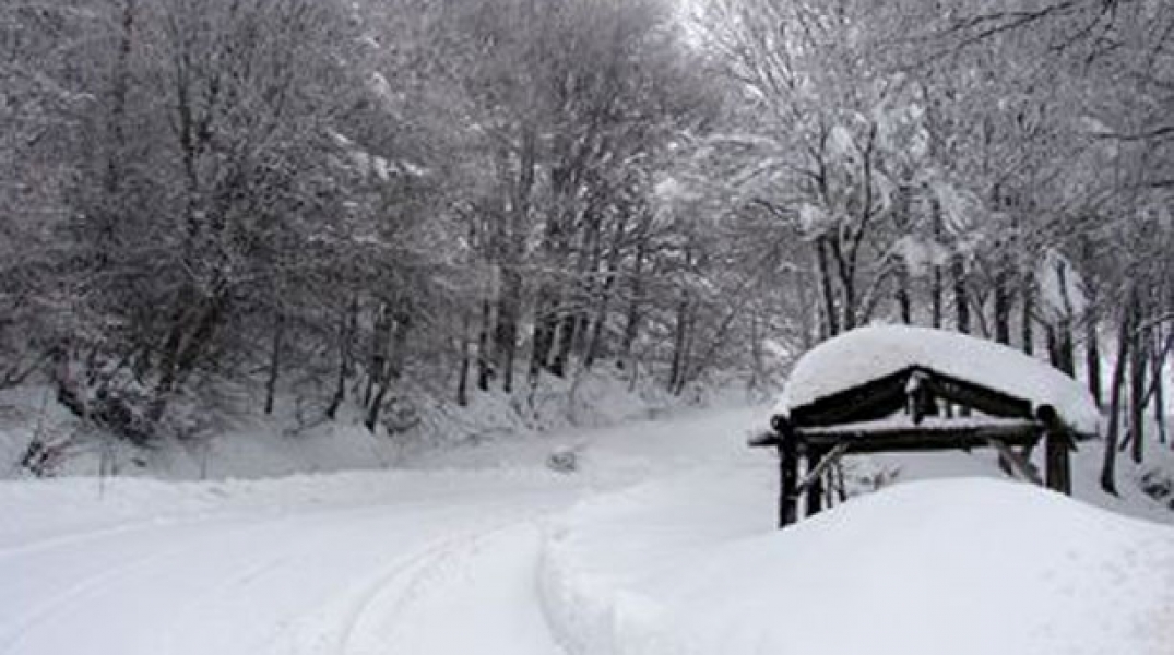 Χιονίζει προς Καρπενήσι