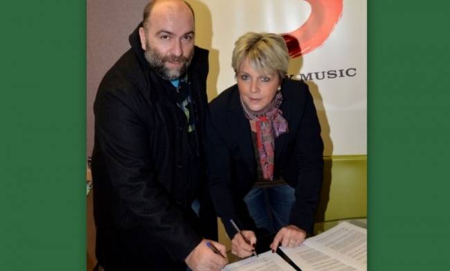 Ο Μ. Στόκας υπέγραψε στη ”Sony”