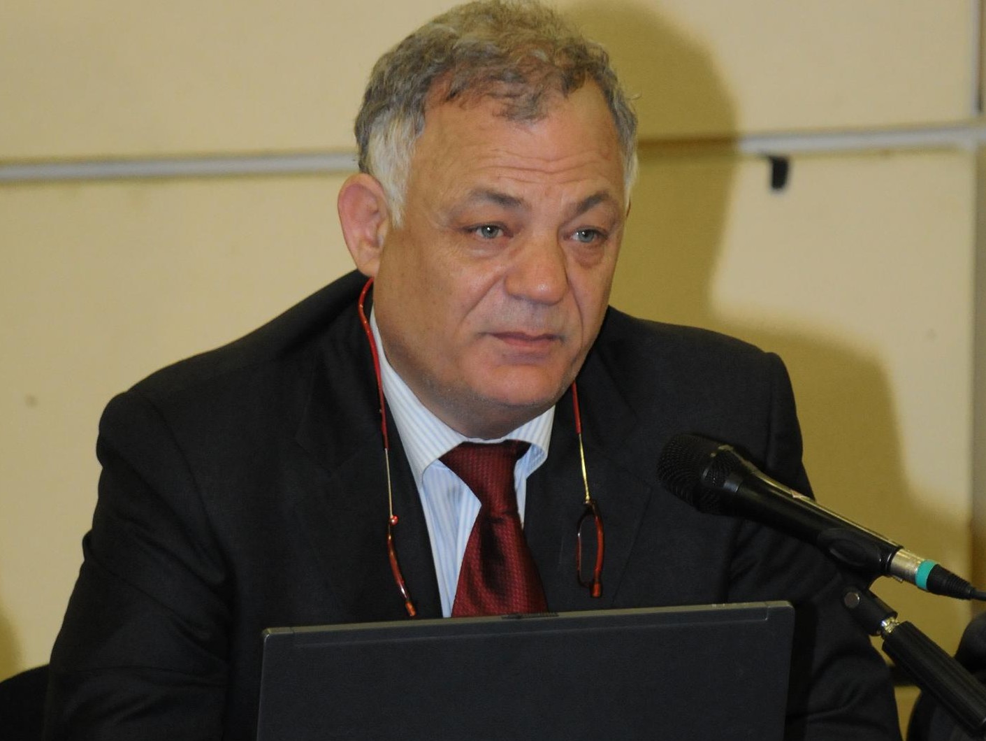 Η ΕΡΤ πουλάει για τις αδυναμίες της