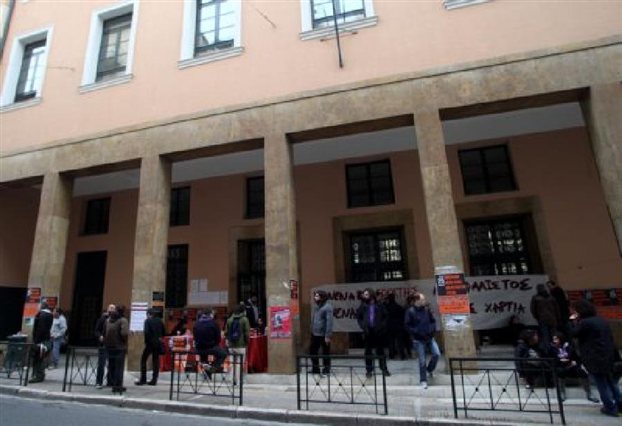 Συνεχίζεται η κατάληψη