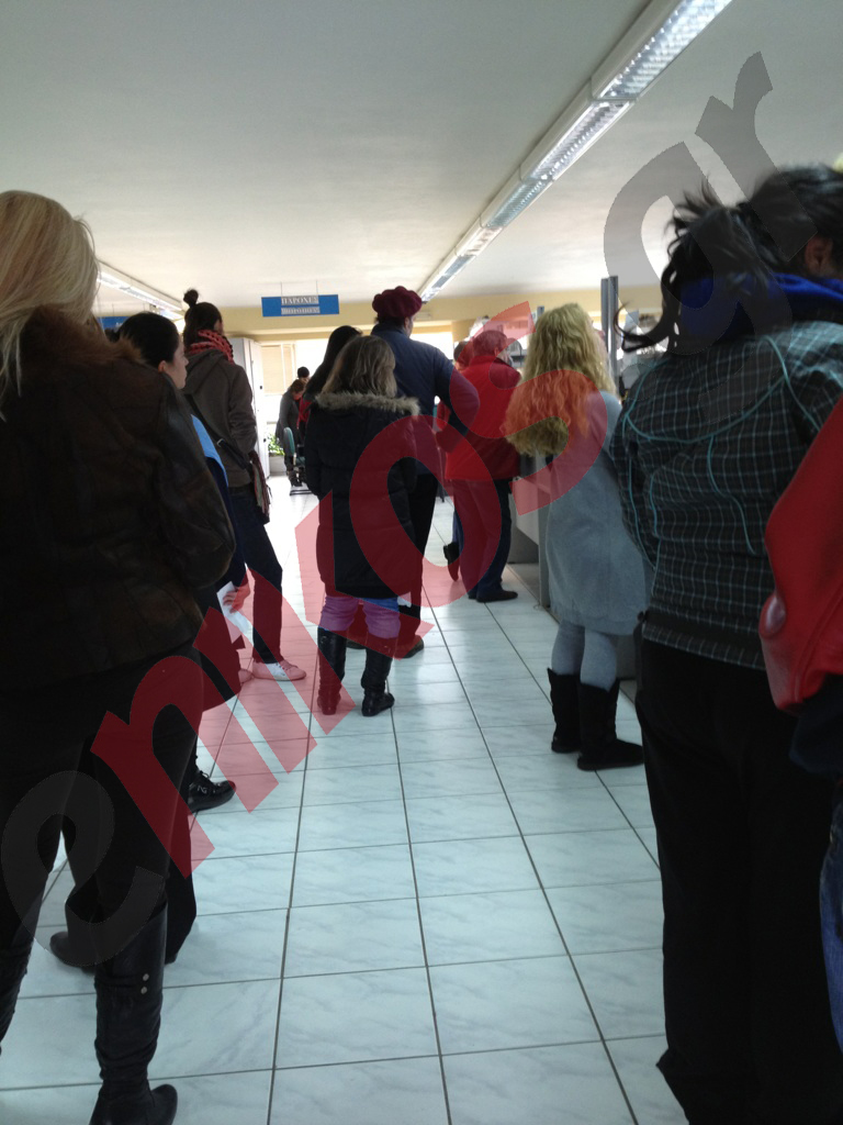 Τεράστια ουρά στον ΟΑΕΔ