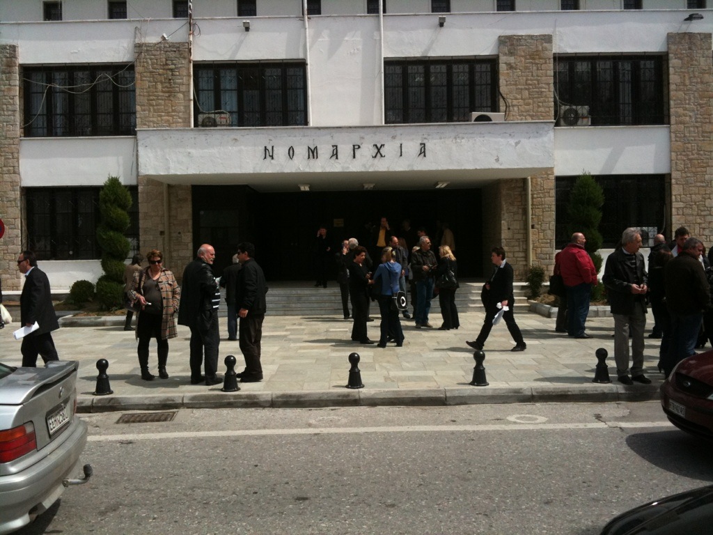 Η ανέχεια τους βγάζει στο δρόμο