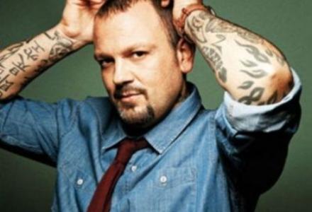 Το πάθος του για τα τατουάζ!