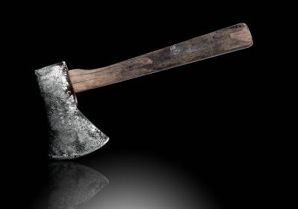 Τους απείλησε με τσεκούρι