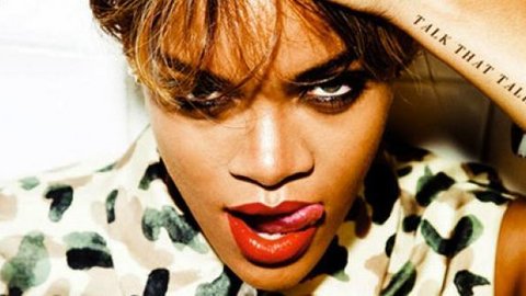 Ημίγυμνη ξανά η Rihanna