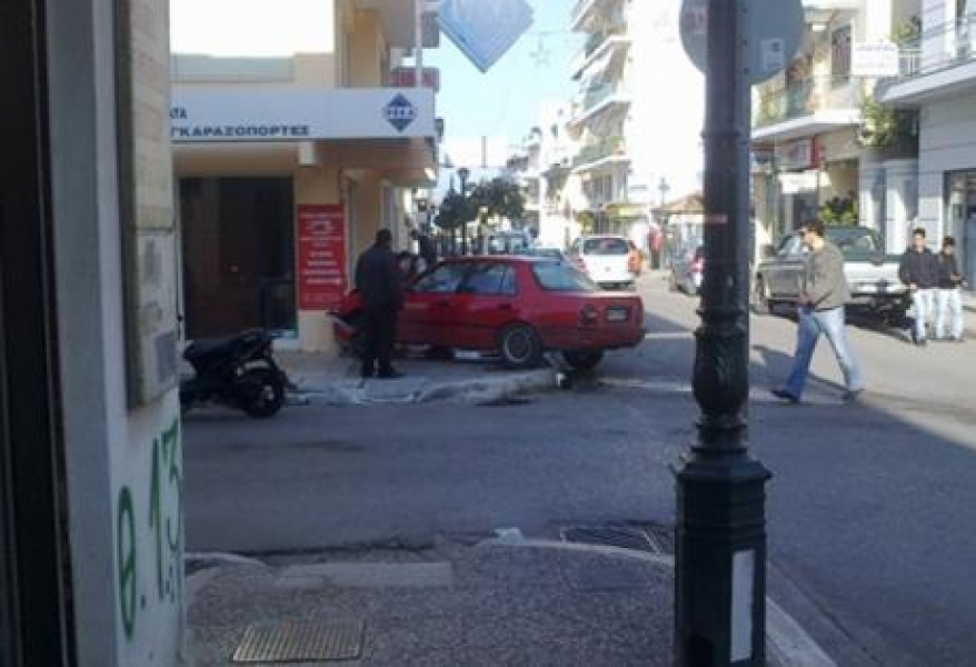 Μπήκε με το αμάξι στο…κατάστημα