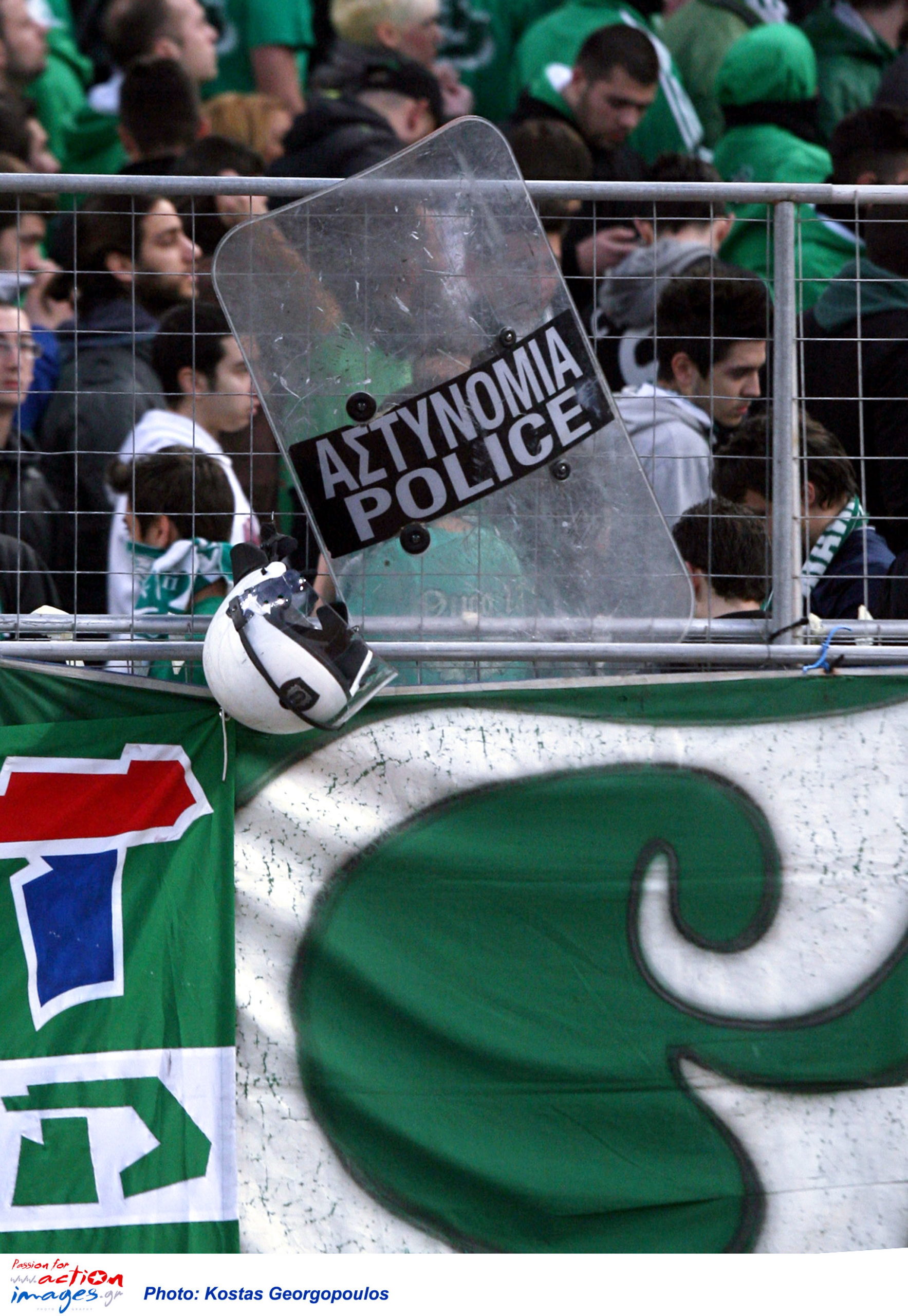 Εικόνα από τα επεισόδια στο ΟΑΚΑ