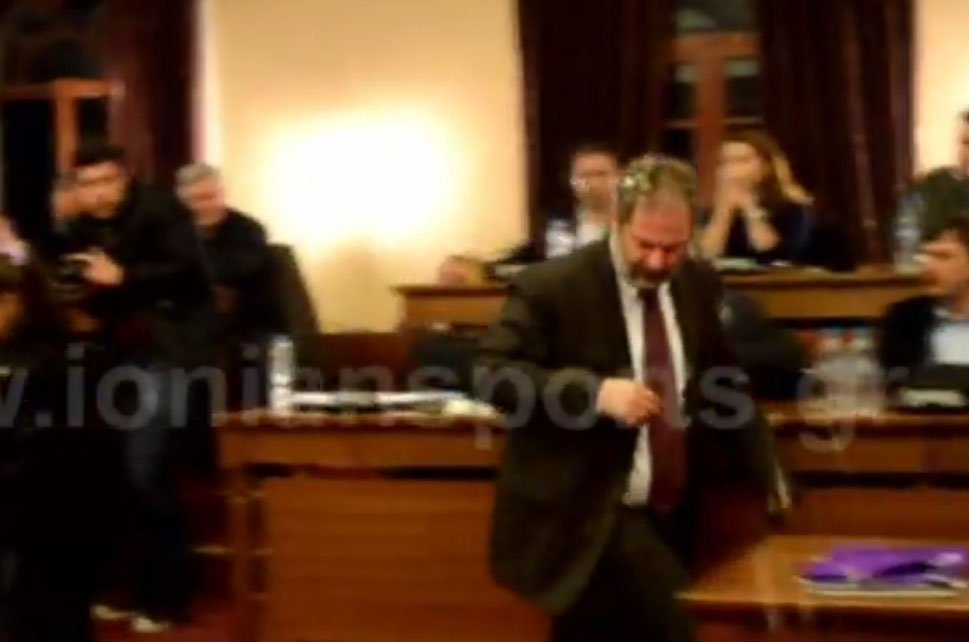 “Έφαγε” αβγά ο δήμαρχος Ζακύνθου