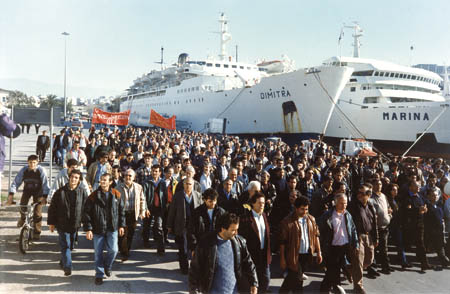 Παραλύουν τα λιμάνια