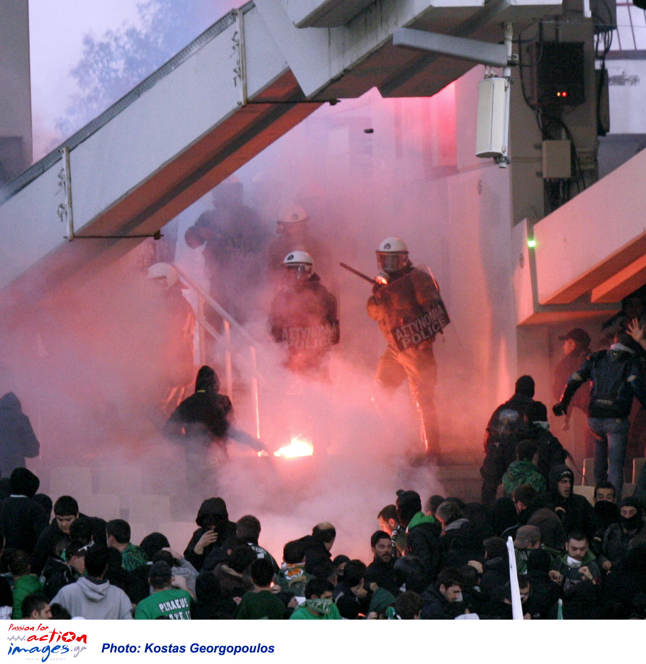 Εικόνα από τα επεισόδια στο ΟΑΚΑ