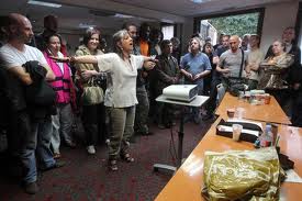 “Δεν φεύγεις αν δεν υπογράψεις”