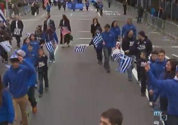 Άρματα και ελληνικές σημαίες