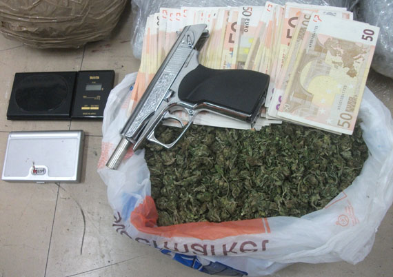 Και ναρκωτικά και όπλο