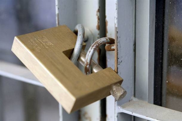 Κατεβάζουν ρολά οι δήμοι