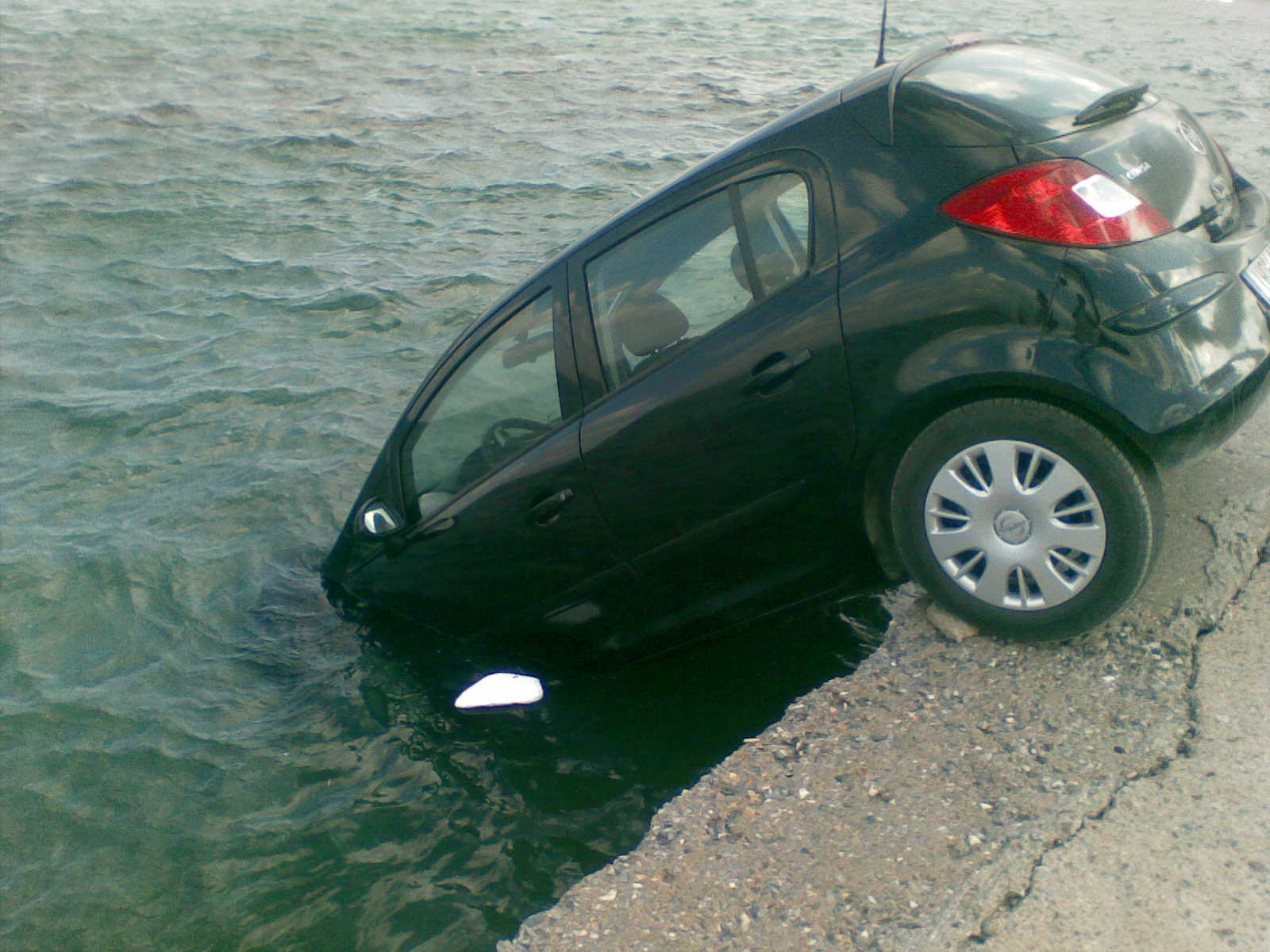 Εκρυψαν το αμάξι στη θάλασσα