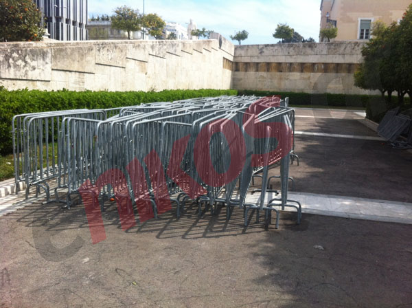 Τώρα -Ετοιμάζουν τα κιγκλιδώματα