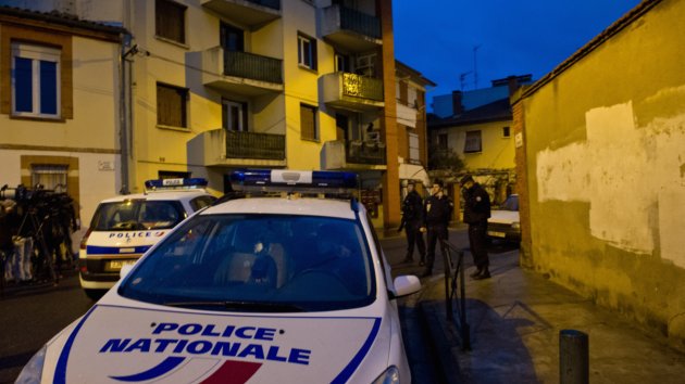 Προσπαθούν να τον συλλάβουν