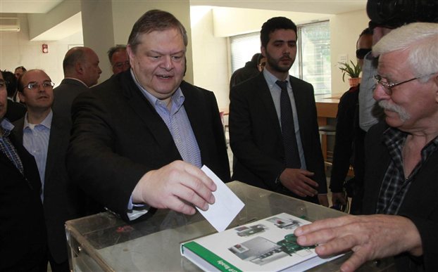 Τώρα – Ψήφισε στη Νέα Φιλαδέλφεια ο Βενιζέλος