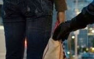 Ο τσαντάκιας χτύπησε 3 φορές