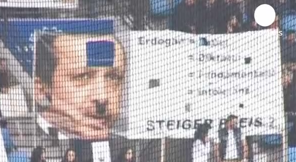 Έκαναν τον Ερντογάν… Χίτλερ!