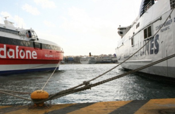 Ρίχνουν άγκυρες τα πλοία