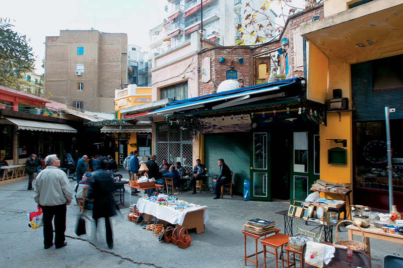 Πουλάνε ό,τι έχουν,για λίγα ευρώ