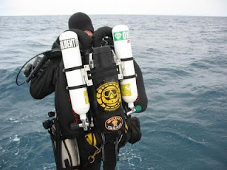 Τώρα -Έπεσαν οι δύτες στον Πειραιά