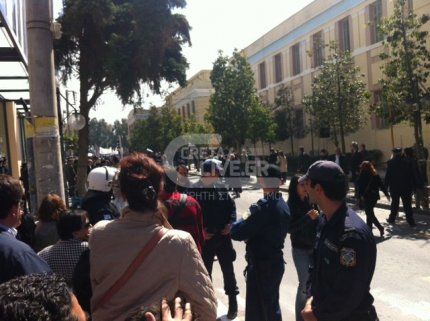 Η παρέλαση έγινε … διαδήλωση!