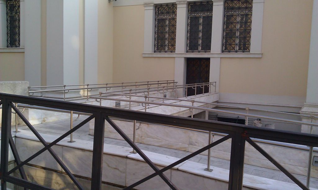 Του…μουσείου το κάγκελο