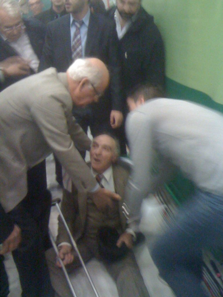 Τον έριξαν κάτω;