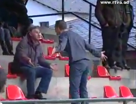 Δεν άντεξε τα…μπινελίκια