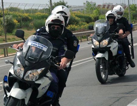 Αστυνομικοί χαροπαλεύουν