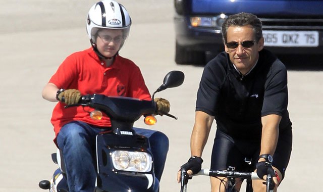 Ο Σαρκοζί πετάει ντομάτες!!!