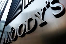 Η Moody’s χτυπάει τα ριάλια