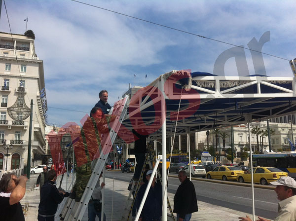 Τώρα -Στήνουν εξέδρα στο Σύνταγμα