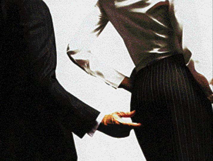 Δεν ενδίδεις; Απολύεσαι…