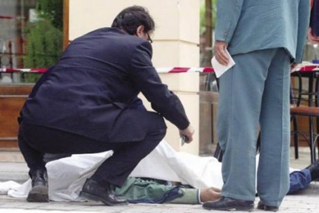 Νεκρός έξω απ’ το σπίτι του