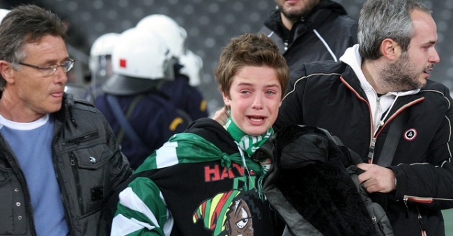 Τι θα πείτε στον πιτσιρικά ανεγκέφαλοι;