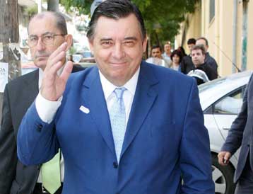 Πάει Καλαμάτα και ο Καρατζαφέρης