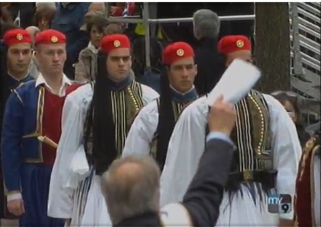 ΖΩΝΤΑΝΑ η παρέλαση των Ελλήνων στην 5η λεωφόρο της Νέας Υόρκης