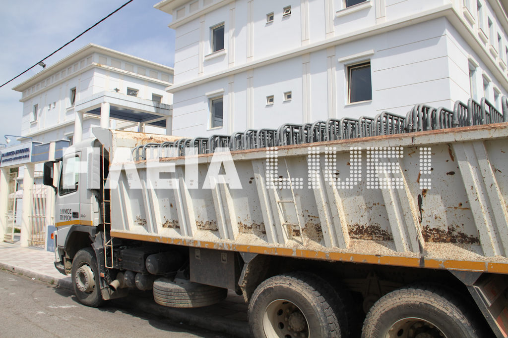 Πίσω από κάγκελα