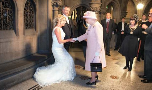 Η μεγαλειότητά της στο… γάμο σας;