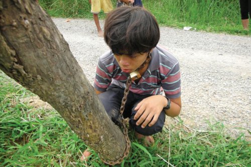 Τον έδεσε με αλυσίδες!