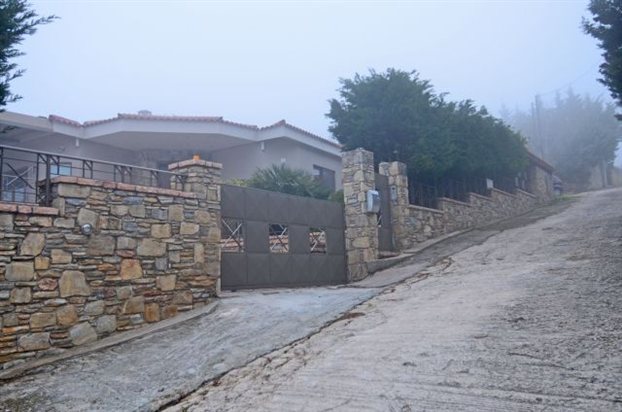 Οι κουμπάρες και τα 244 επιδόματα