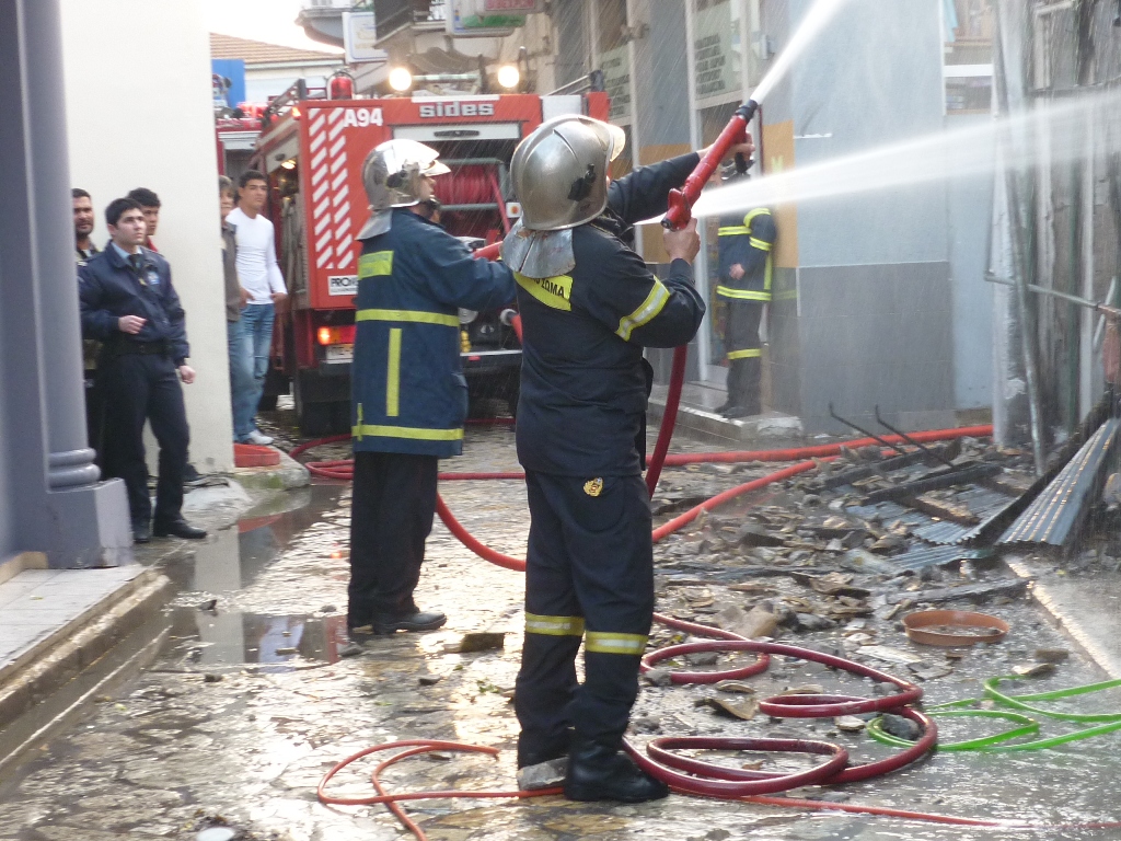 Τώρα -Υπό έλεγχο η φωτιά στο Περιστέρι