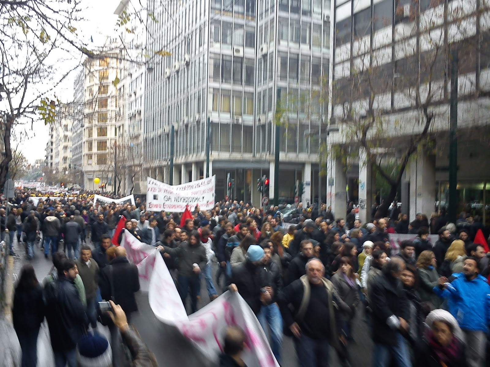 Μαζεύονται έξω από το υπουργείο