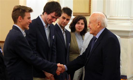 “Με το τίποτα στεκόμαστε όρθιοι”