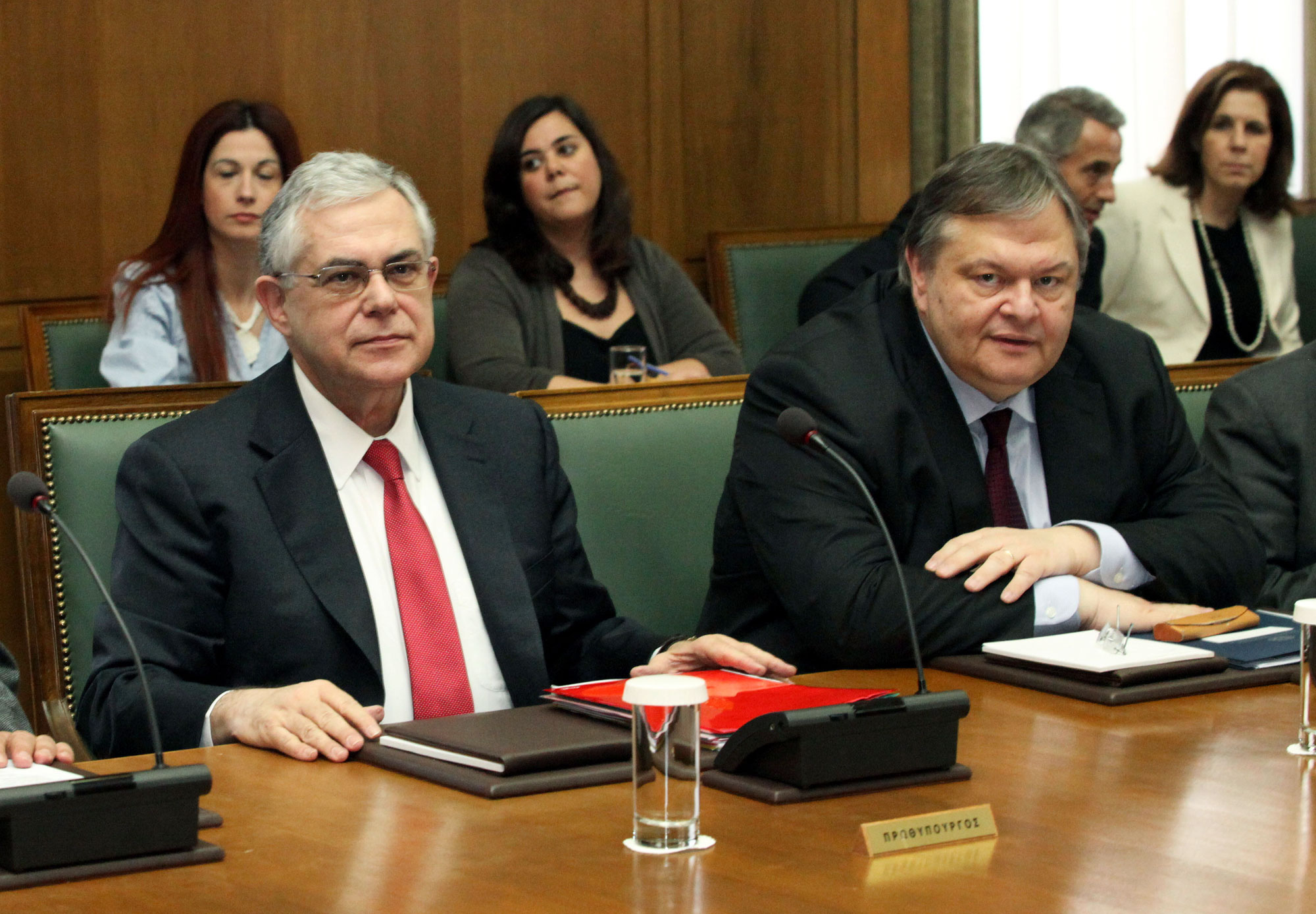 “Μη σταματάτε τη δουλειά”