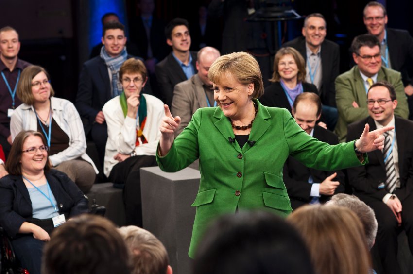 Ωχ! Η Μέρκελ γελάει!