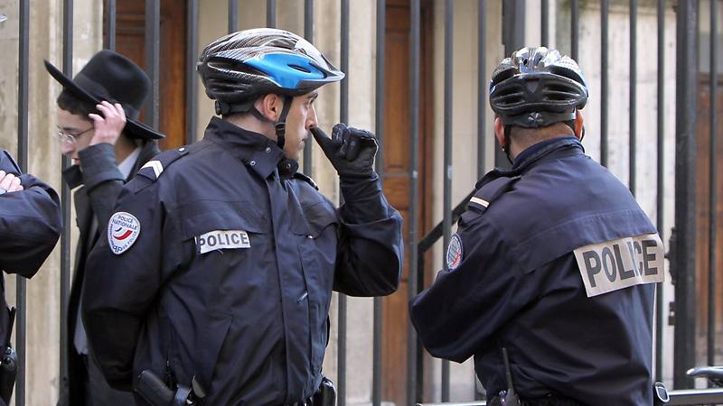 Κρατούν την οικογένειά του